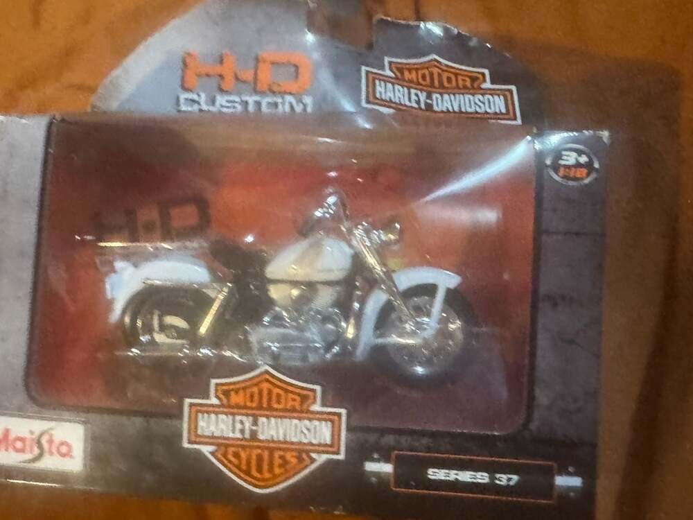 Maisto Harley Davidson Series 37 1:18 Scale Die-Cast Motorcycle